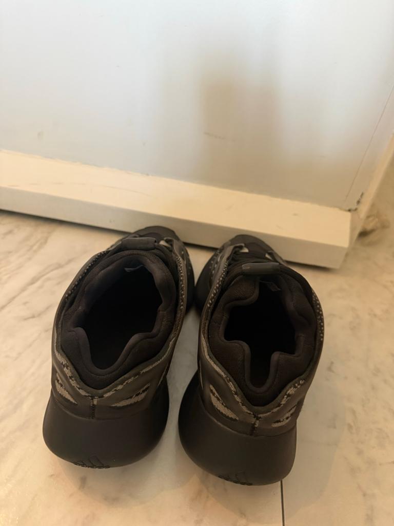 Adidas Yeezy 700 V3 'Alvah' - Zwarte Sneakers, Ophalen, Zwart, Sneakers of Gympen, Gedragen