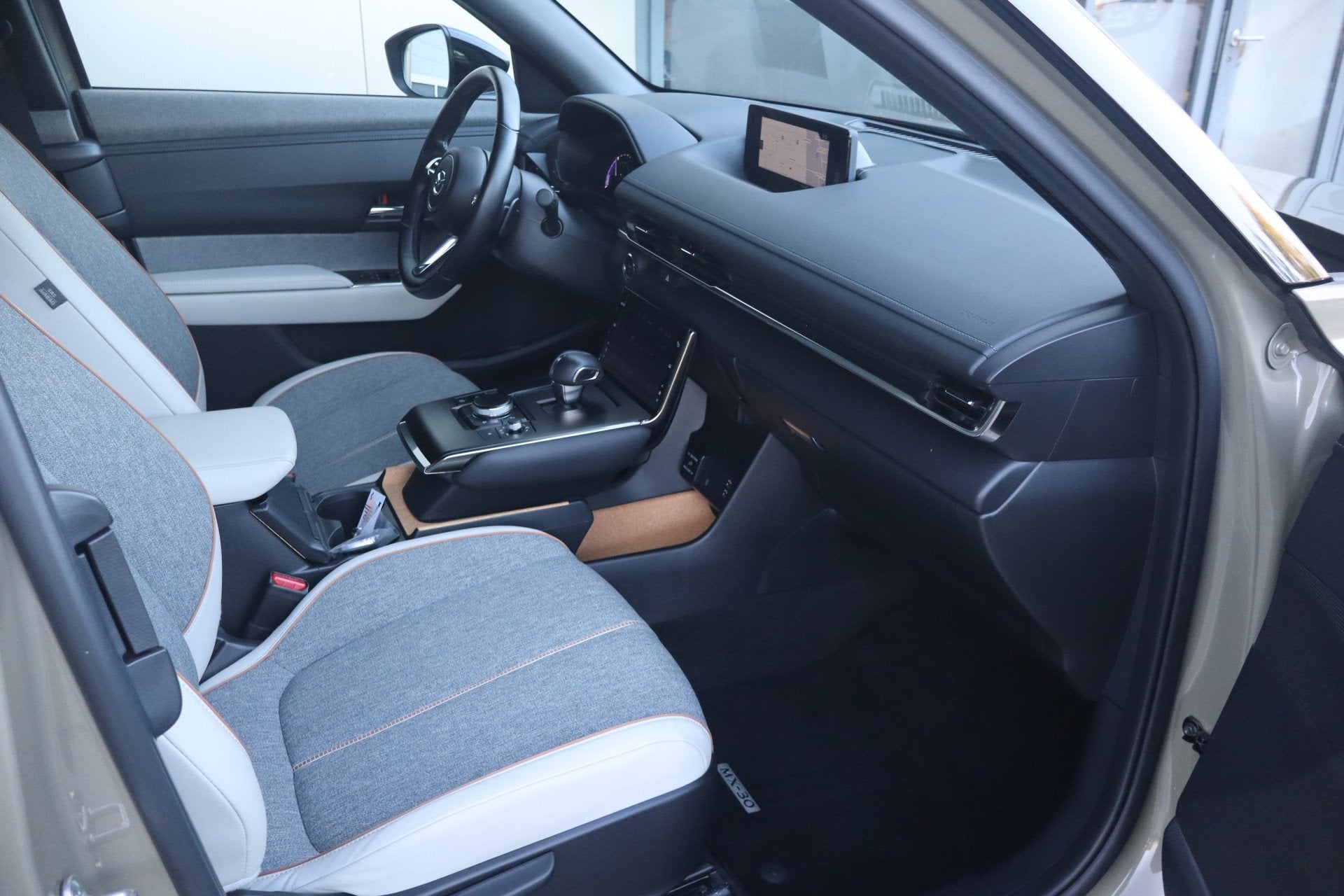 Mazda MX-30 e-SkyActiv EV 145 Makoto 36 kWh - NL Auto! Stoel, Auto's, Gebruikt, 35 kWh, Bruin, Leder en Stof