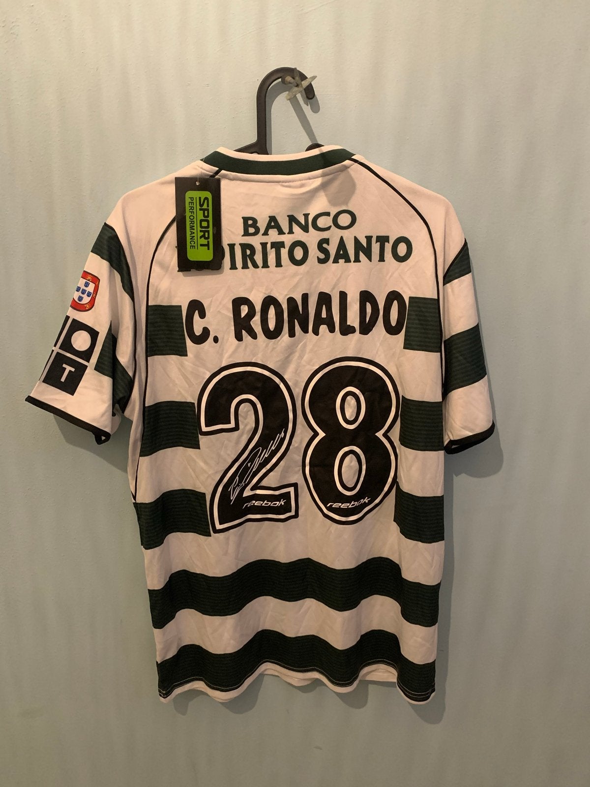 Cristiano Ronaldo's eerste Shirt met handtekening. Sporting, Kleding | Heren, Ophalen of Verzenden, Zo goed als nieuw, Voetbal