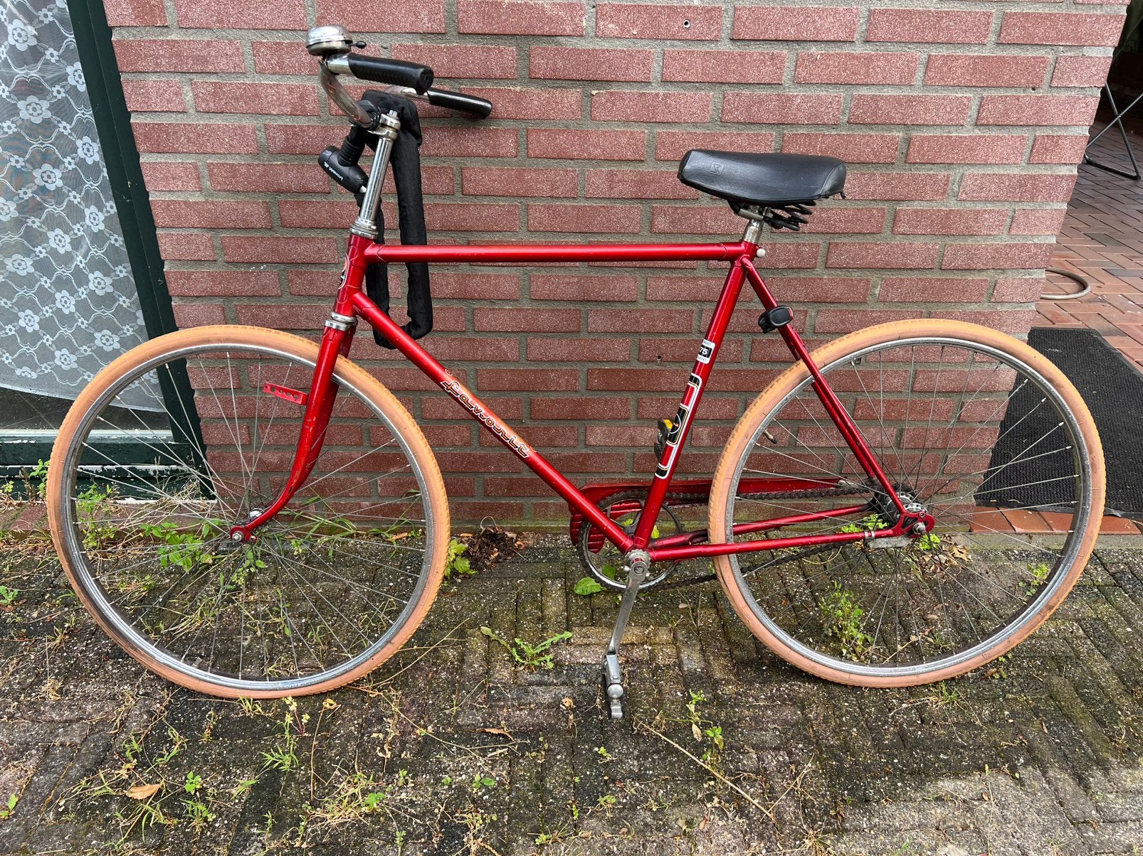 Vintage rode fiets, Ophalen