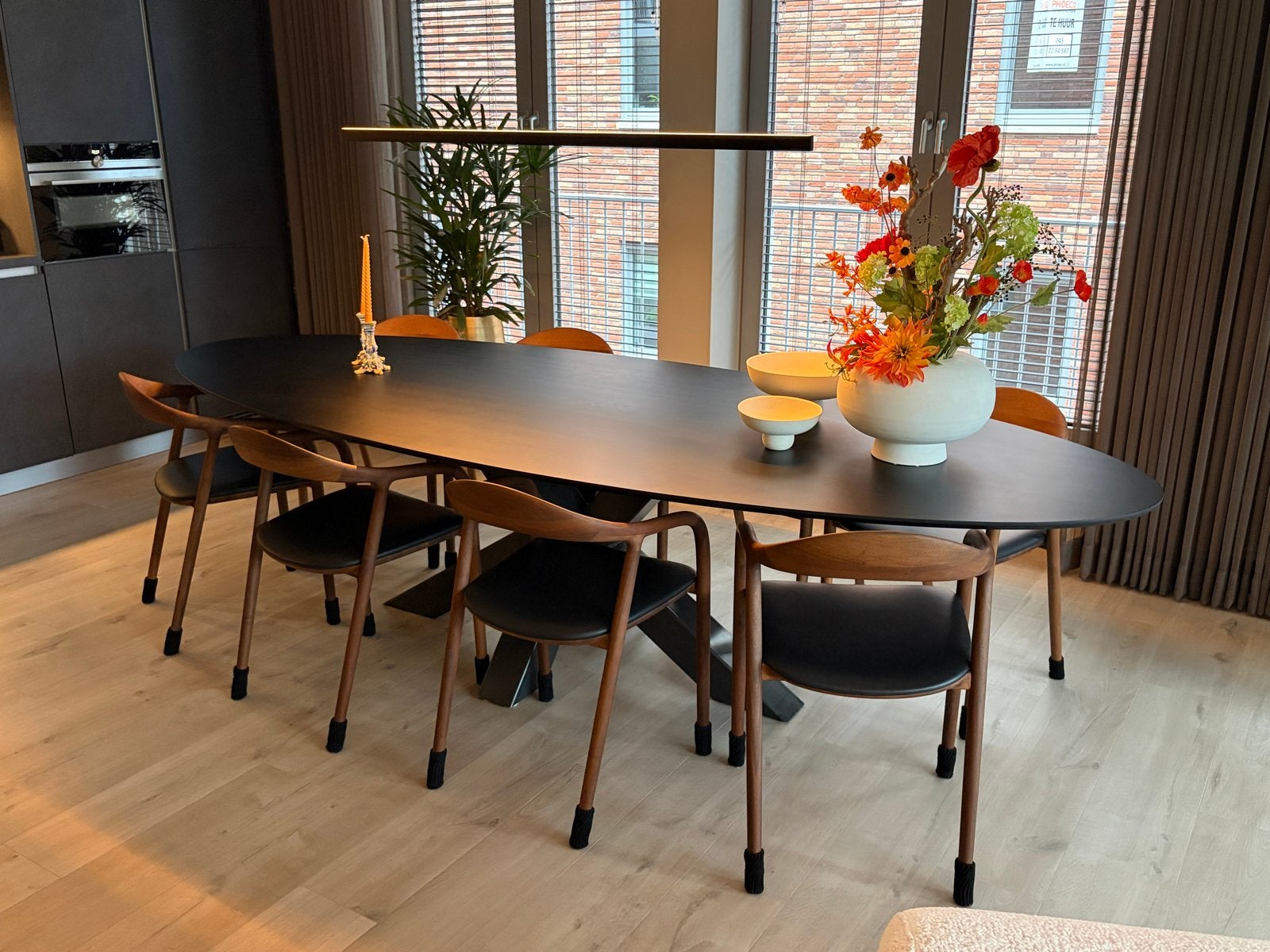 Metaform eettafel ovaal zwart met zware metalen poot (300cm), Huis en Inrichting, Ophalen, Gebruikt, 100 tot 150 cm, 200 cm of meer