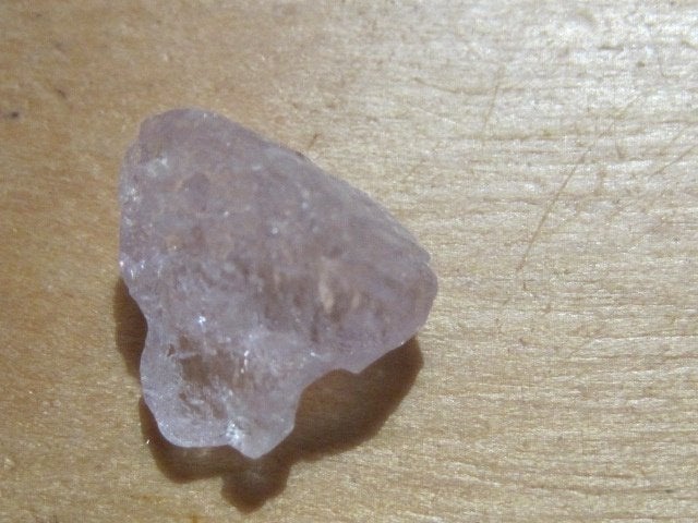 mi. 2x ruwe edelsteen ROZE KUNZIET (3), Verzenden, Mineraal