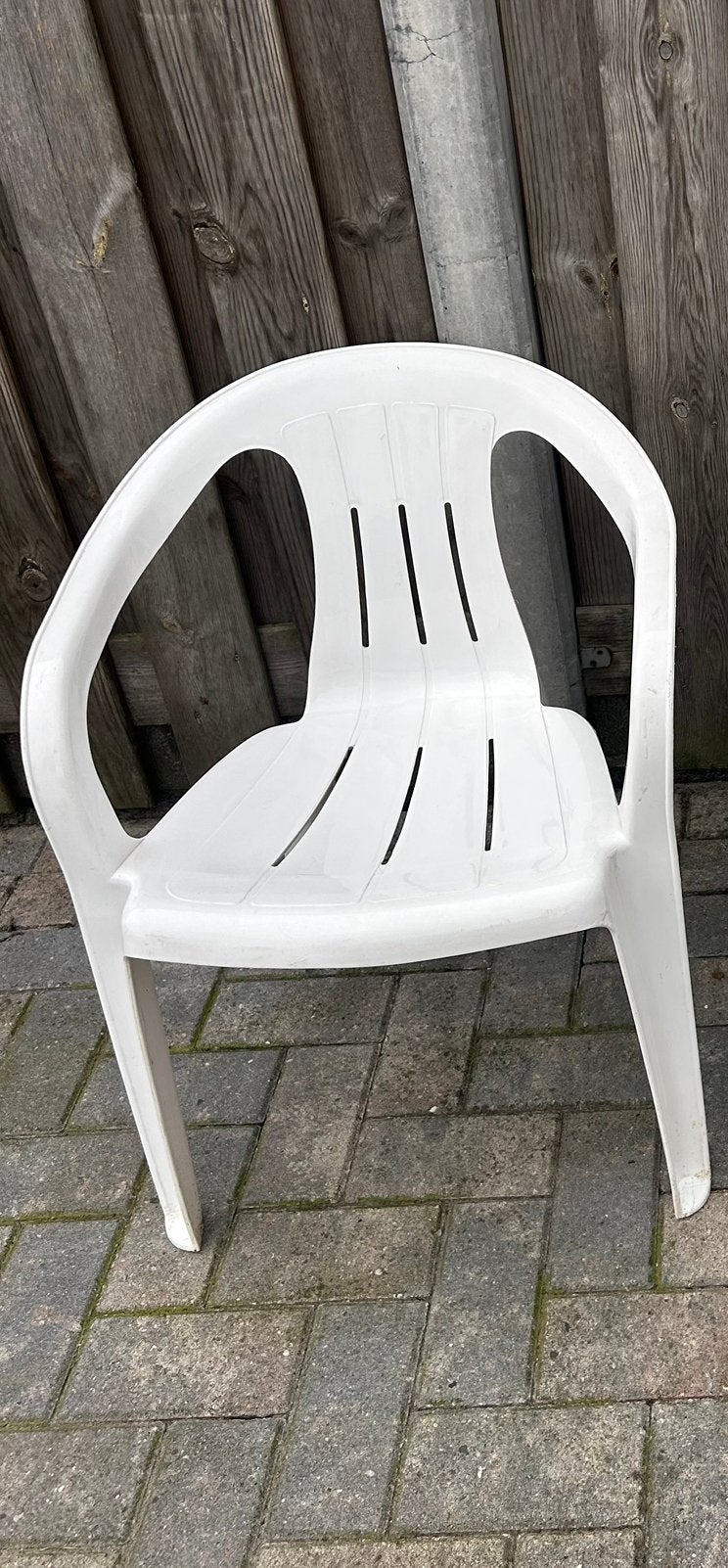 4 nette witte kuipstoelen, Tuin en Terras, Ophalen, Zo goed als nieuw, Kunststof, Stapelbaar