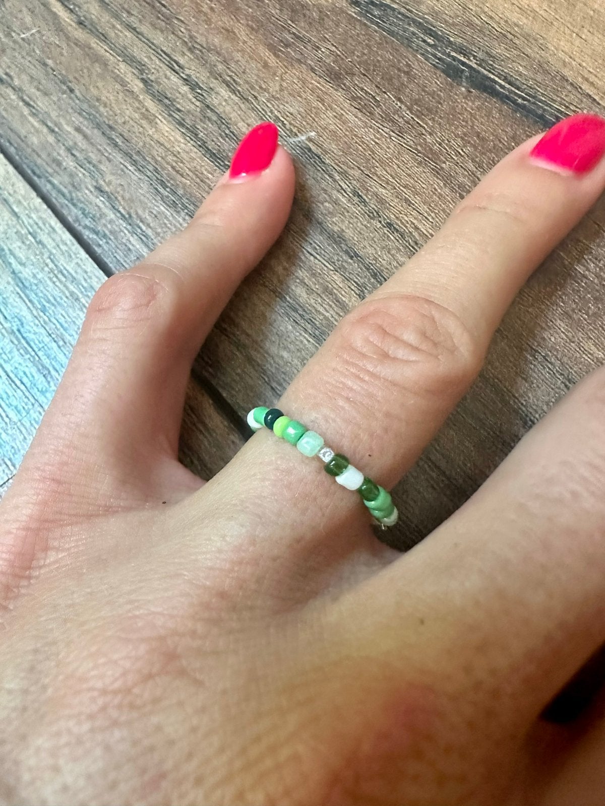 Ring van witte en groene kralen (Nieuw!), Sieraden, Tassen en Uiterlijk, Ringen, Ophalen of Verzenden, Nieuw, Groen, Dame
