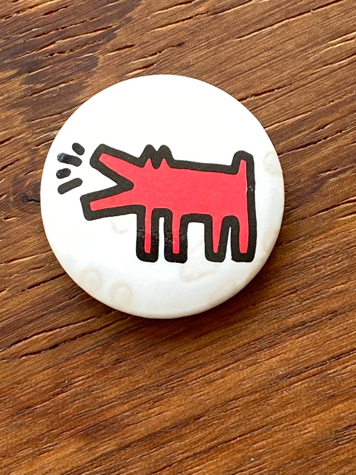 Keit Haring oud klein speldje “Blaffende hond”, Verzamelen, Ophalen of Verzenden, Gebruikt, Speldje of Pin