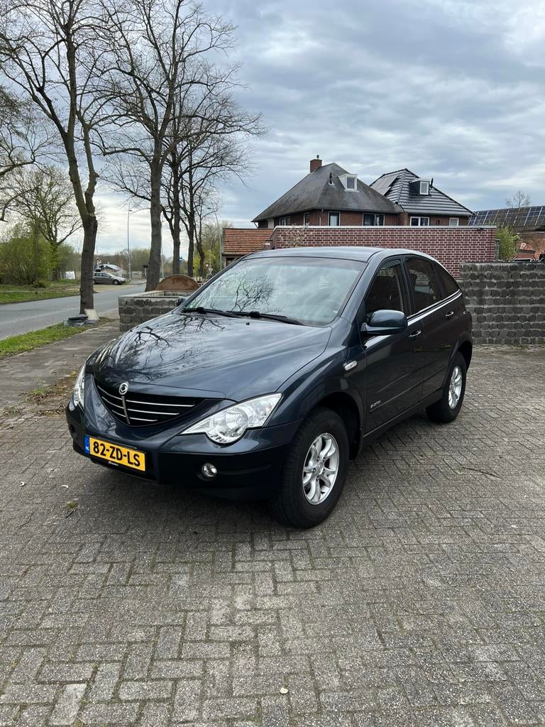 Ssang Young Actyon 2.3 RWD benzine met nieuwe apk !, Auto's, Chrysler, Stof, Zwart, 7 stoelen, 2300 cc