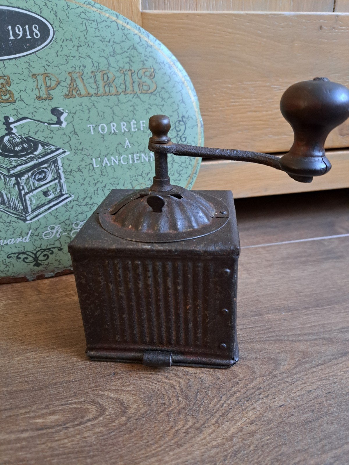 Vintage metalen hand koffiemolen met houten knop, Antiek en Kunst, Antiek | Keukenbenodigdheden, Ophalen of Verzenden