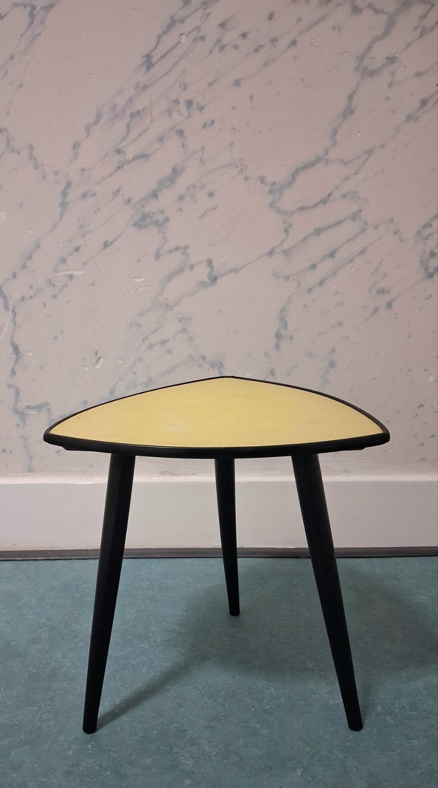 Klein bijzettafeltje, licht geel, vintage, jaren 60, Huis en Inrichting, Tafels | Bijzettafels, Minder dan 45 cm, Minder dan 55 cm
