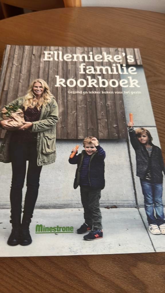 Ellemieke Vermolen - Ellemieke's familie kookboek, Boeken, Ophalen of Verzenden, Zo goed als nieuw, Ellemieke Vermolen; Annelies Rutten