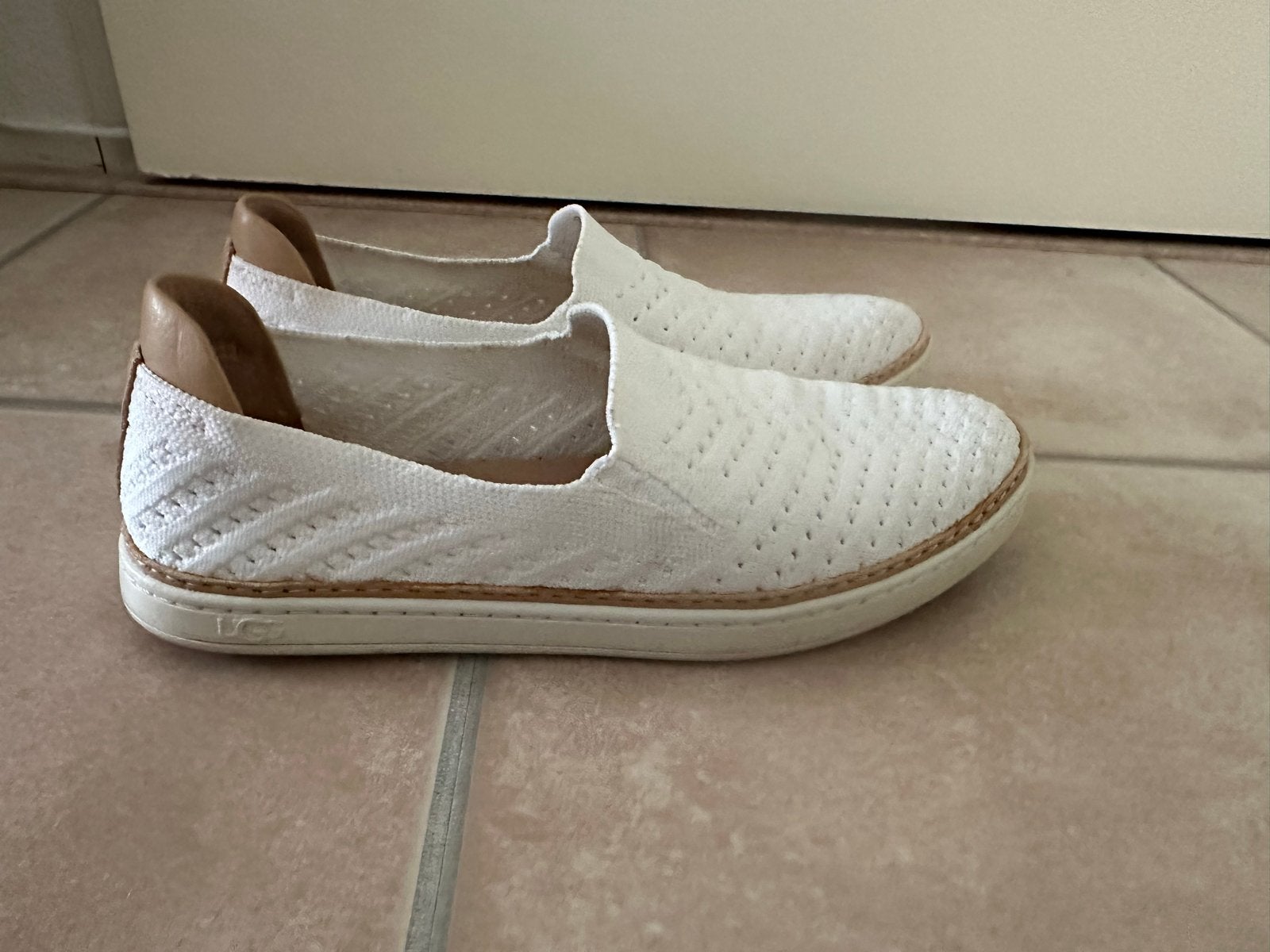 UGG instappers maat 39. Valt klein, ideaal voor maat 38., Kleding | Dames, Ophalen of Verzenden, Zo goed als nieuw, Wit, Instappers