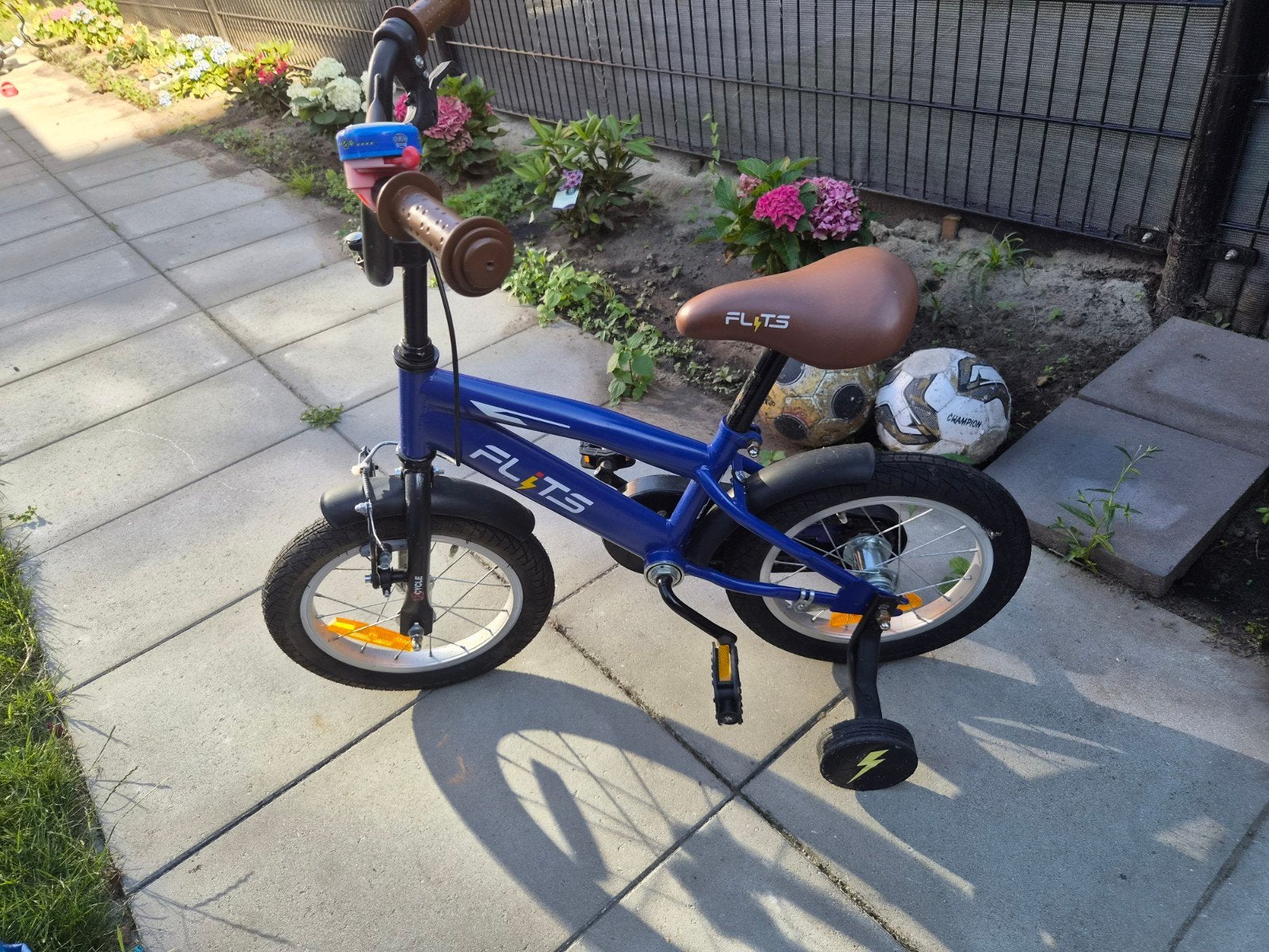 Flits kinderfiets met zijwieltjes, Fietsen en Brommers, Terugtraprem, Zijwieltjes, Gebruikt, Minder dan 16 inch