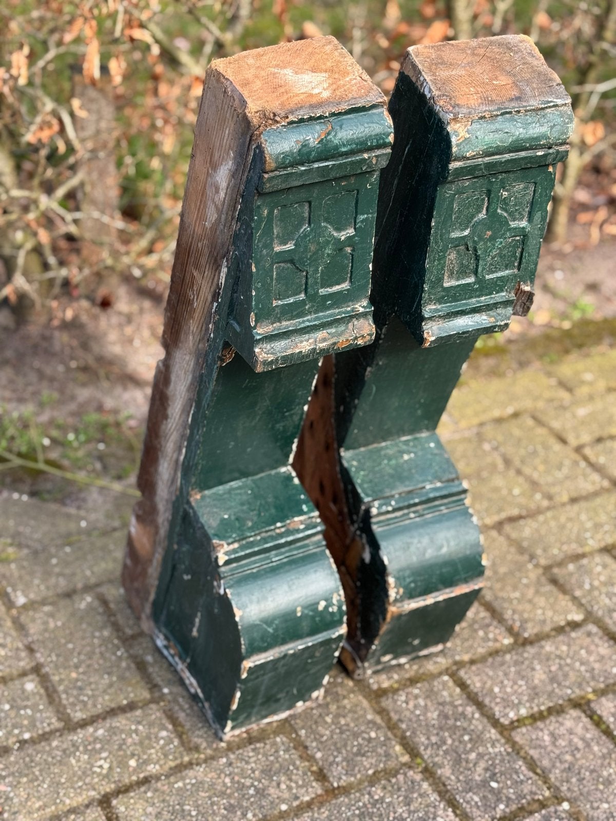 Antieke houten gevelornamenten in originele groene verf, Ophalen