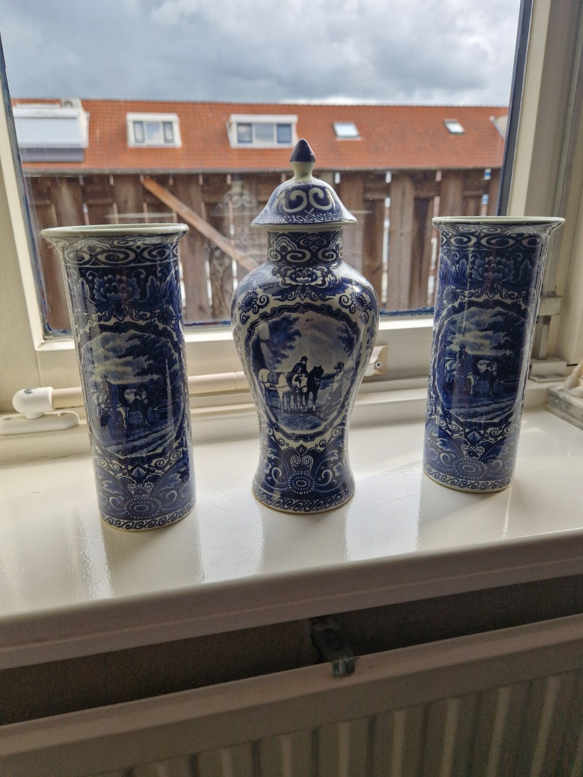 Complete set Delfts blauw van Royal Boch: vaas en kokervazen, Ophalen