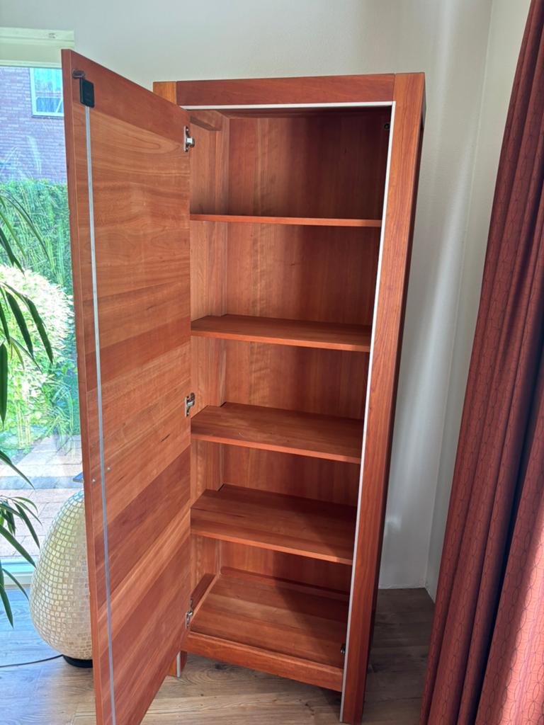 Kast Hans Daalder, design, kersen in olie, Ophalen, Met plank(en), Design, strak, metalen (zilverkleurig) strip en handvat, 50 tot 100 cm