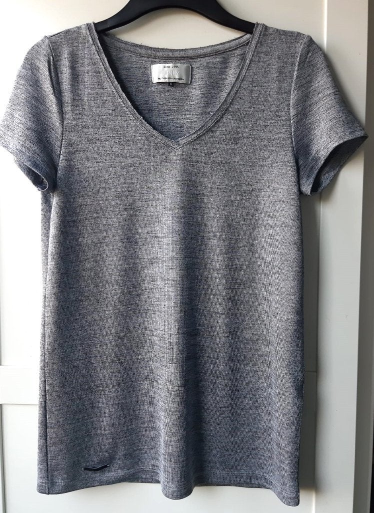 Zilverkleurige top met V-hals en korte mouwen Only maat S, Kleding | Dames, Tops, Only, Ophalen of Verzenden, Zo goed als nieuw