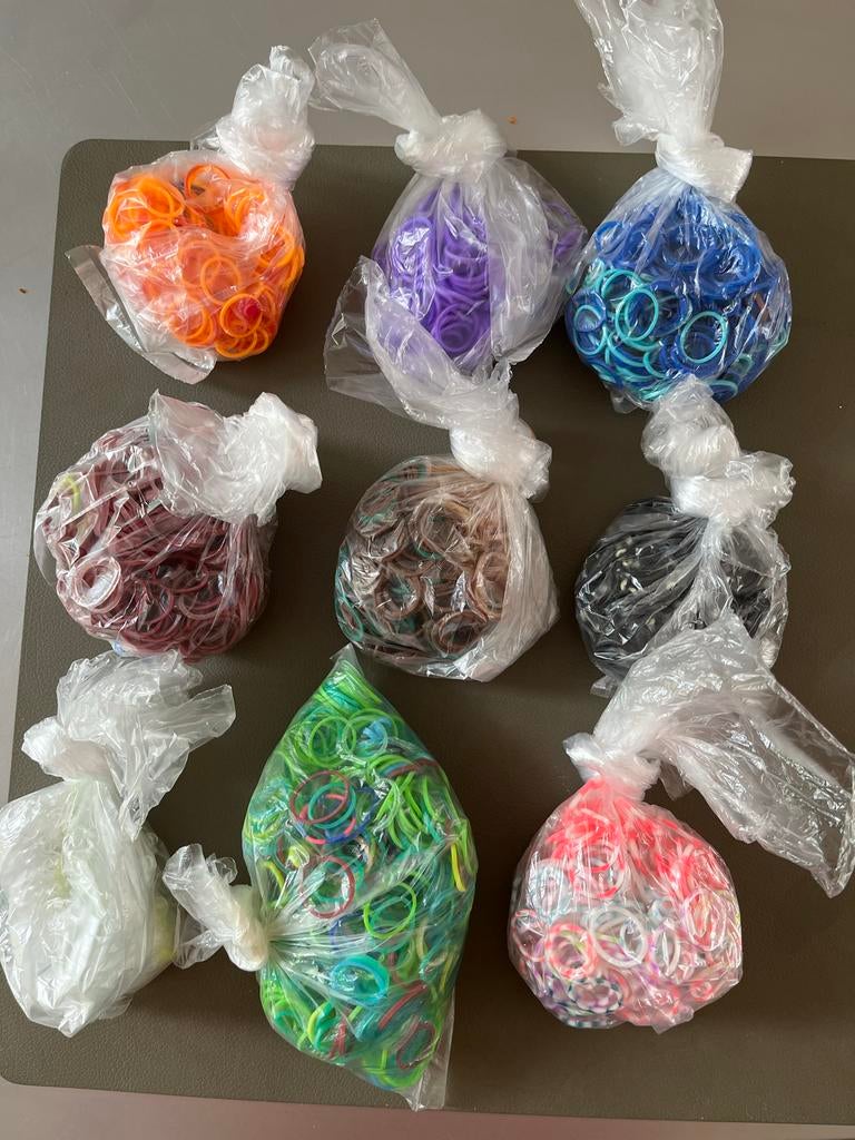 Loom bandjes set - 8 kleuren met haakjes, Meerkleurig, Ophalen of Verzenden, Zo goed als nieuw, Educatief