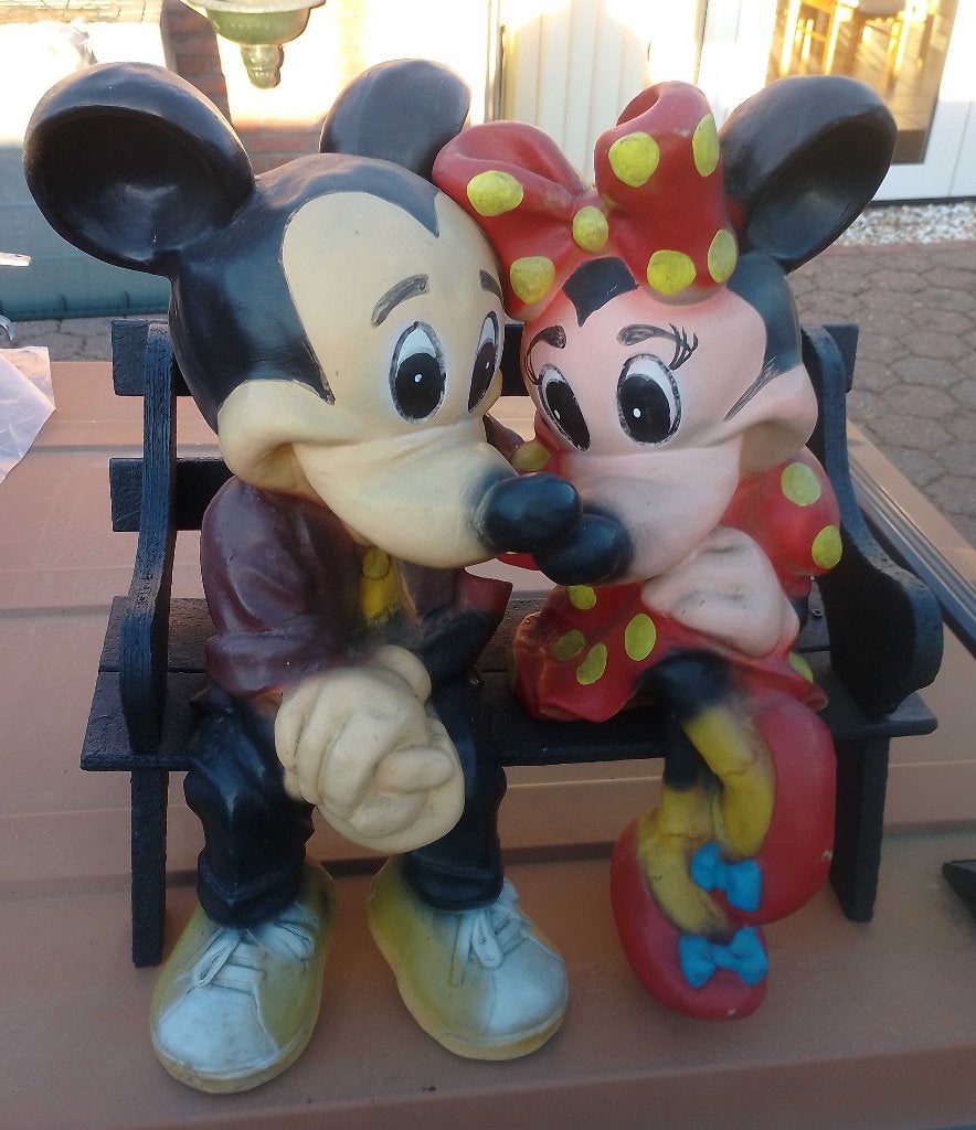 Micky en Mindy op bankje zeer goed., Ophalen of Verzenden, Overige figuren, Zo goed als nieuw, Beeldje of Figuurtje