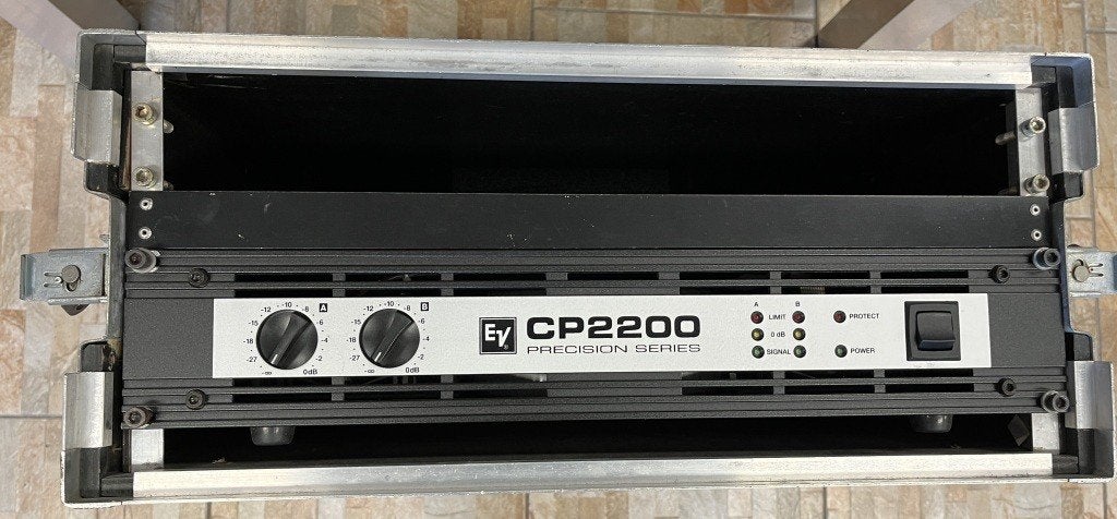 Electro-Voice CP 2200 eindversterker incl. case, Ophalen of Verzenden, Gebruikt, 120 watt of meer, Overige merken
