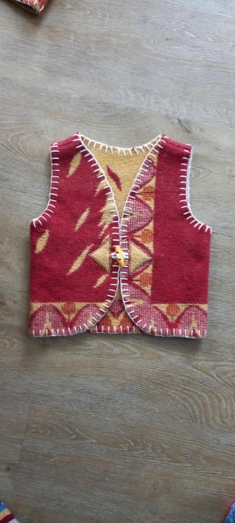 Handgemaakte wollen bodywarmer maat 80, Kinderen en Baby's, Babykleding | Maat 80, Ophalen of Verzenden, Nieuw, Jongetje of Meisje