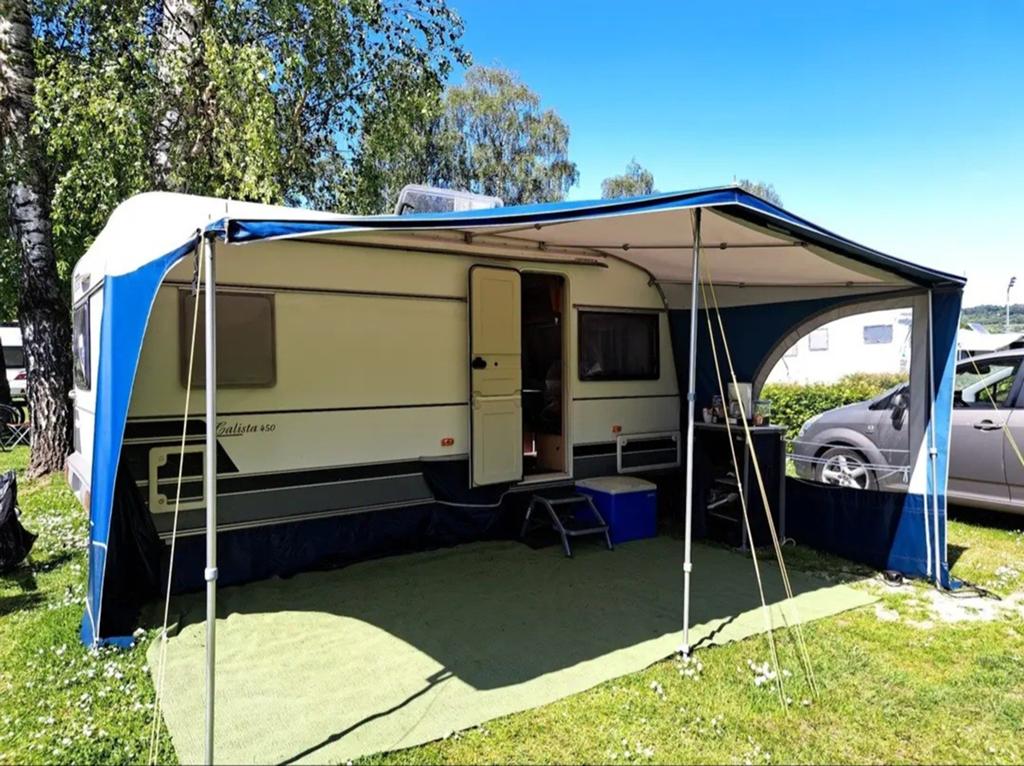 Chateau Calista 450 - Nette caravan met voortent en luifel, Caravans en Kamperen, Kachel, Rondzit, 750 - 1000 kg, Particulier