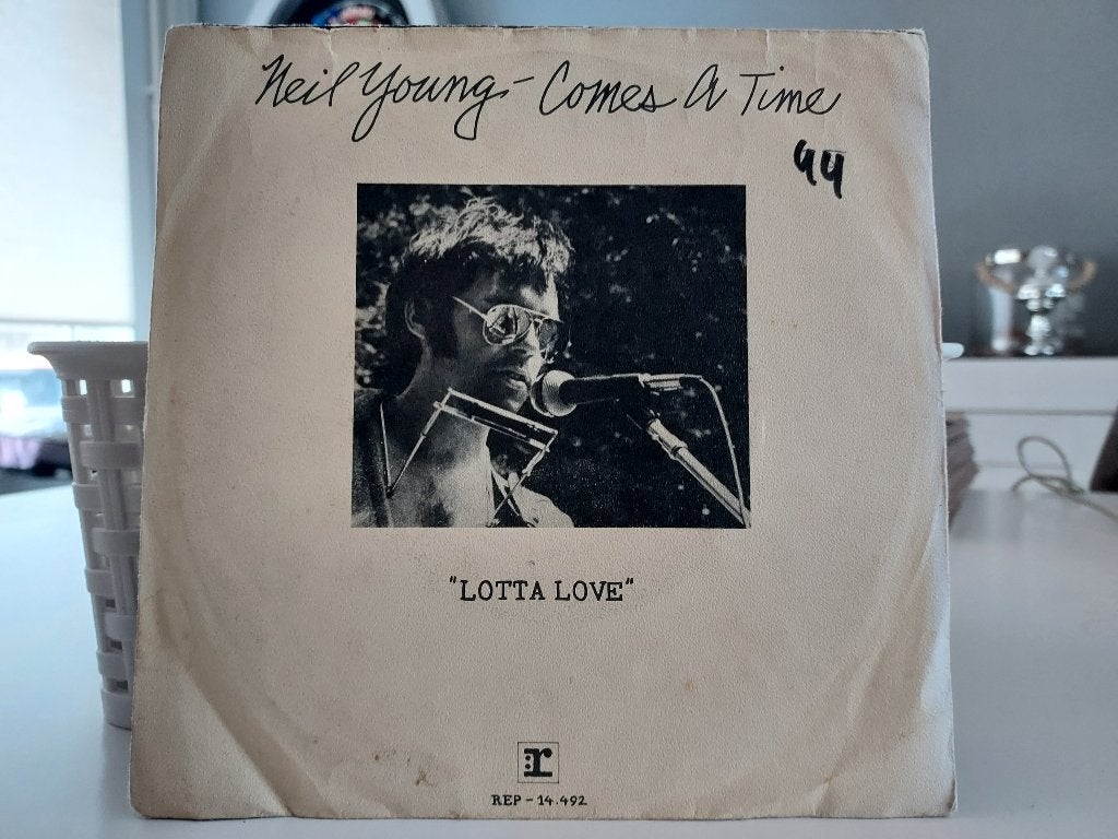 7" Single Neil Young - Comes A Time / Lotta Love, Cd's en Dvd's, Gebruikt, 7 inch, Ophalen of Verzenden, Pop