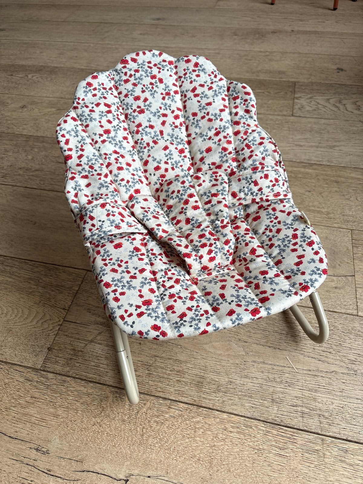 Wipstoel met Bloemenprint - Poppen - Konges Slojd, Ophalen, Zo goed als nieuw, Babypop