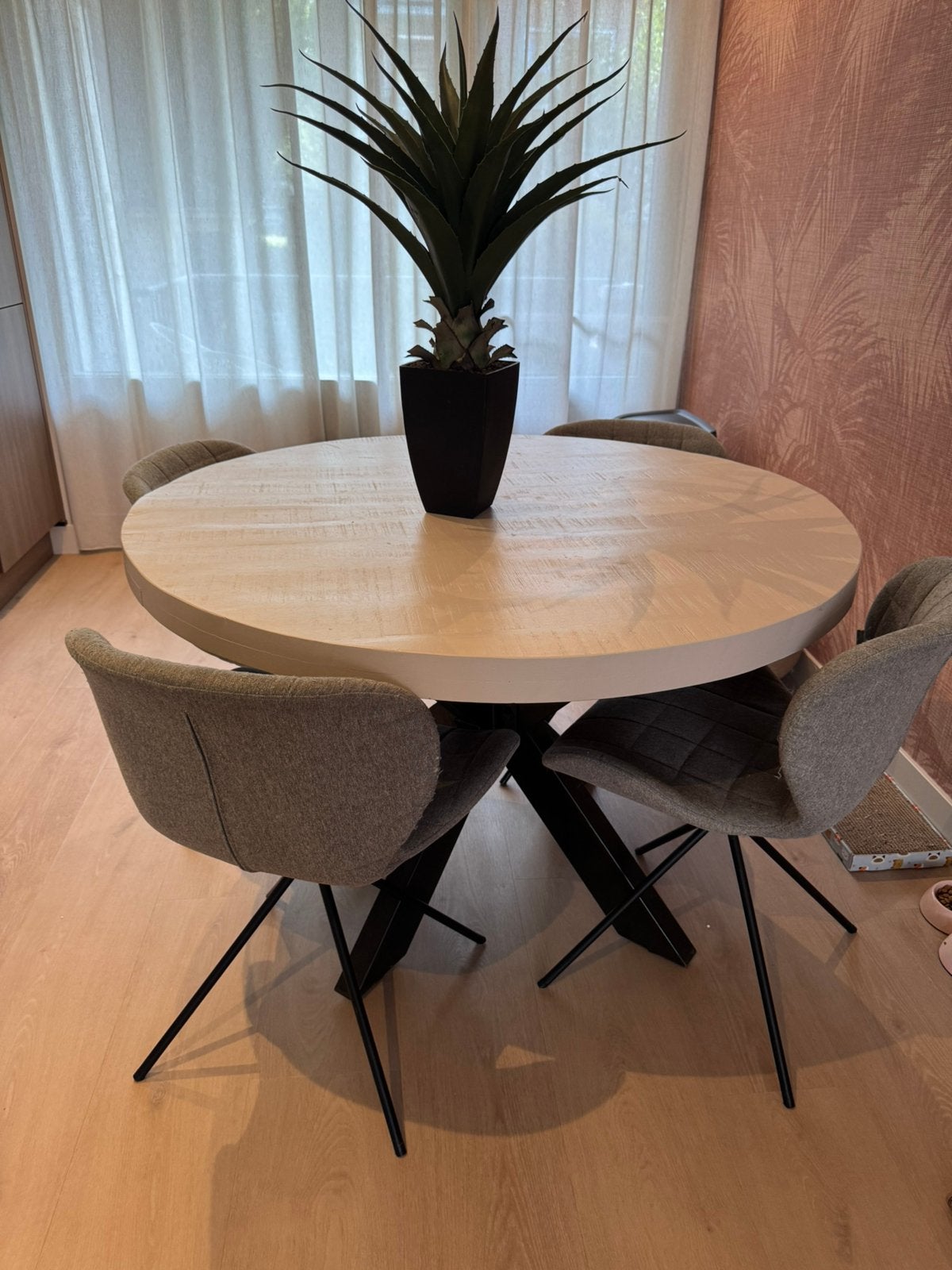 Eettafel + 4 stoelen (gigameubel en Zuiver), Ophalen, Gebruikt, Rond, 100 tot 150 cm