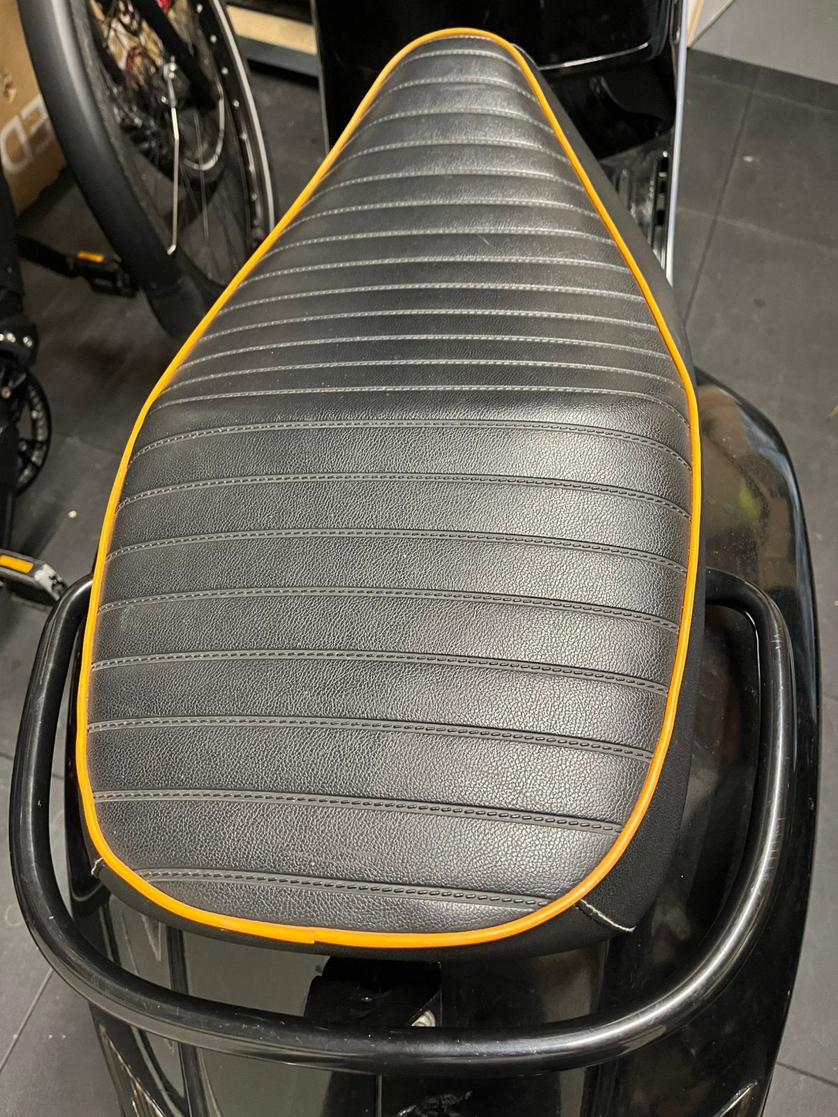 Vespa GTS 300 zadel zwart met oranje, Ophalen of Verzenden, Gebruikt