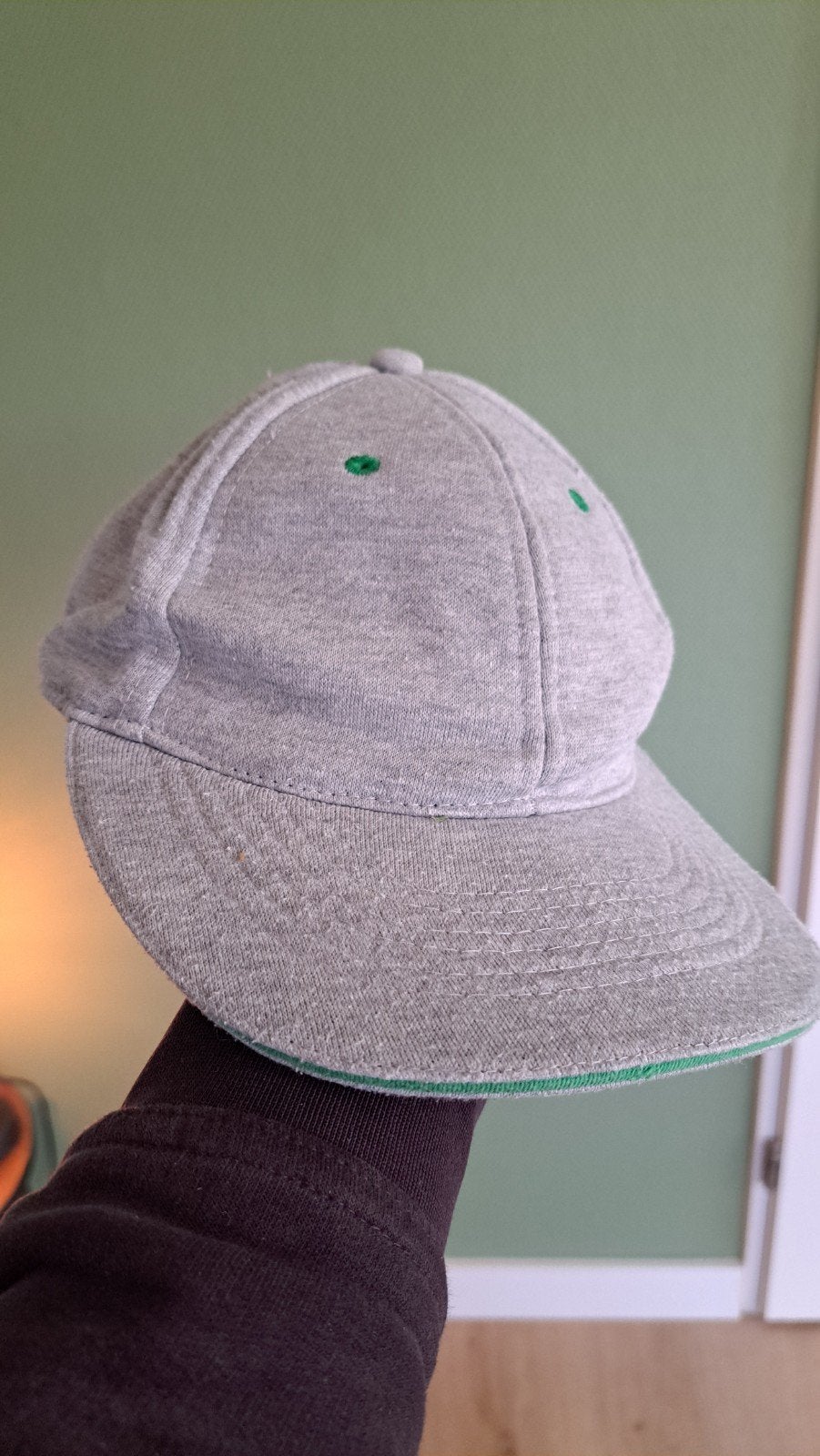 Grijze pet met groene accenten, Kleding | Heren, Ophalen of Verzenden, Gedragen, One size fits all, Pet