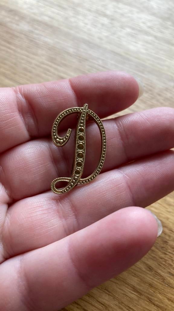 Sierlijke letter D broche, Sieraden, Tassen en Uiterlijk, Broches, Ophalen of Verzenden, Zo goed als nieuw, Goud, Overige materialen