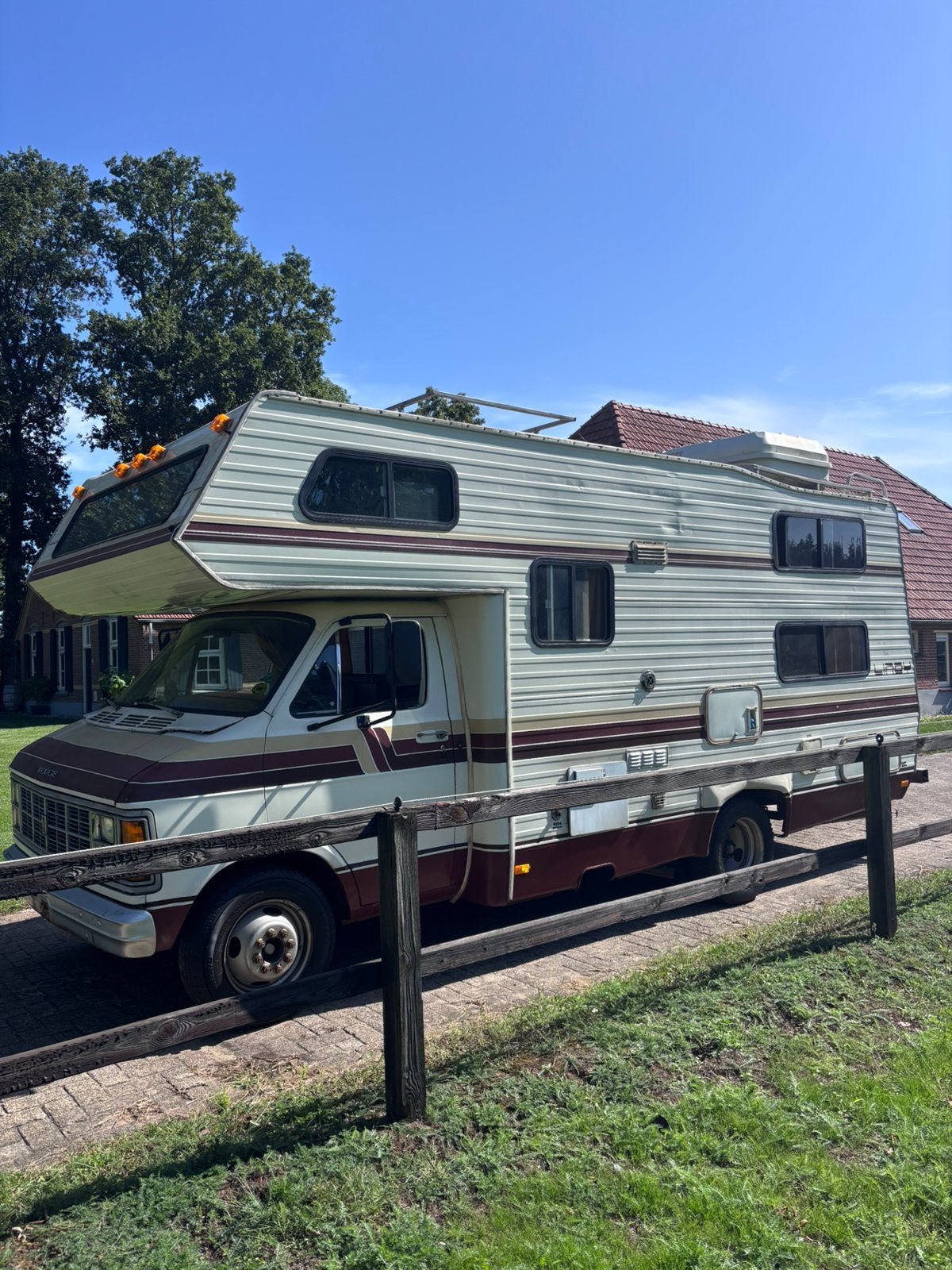 Dodge F30 Lindy camper 1978, Caravans en Kamperen, Buscamper of Camperbus, Treinzit, Particulier, Fietsendrager