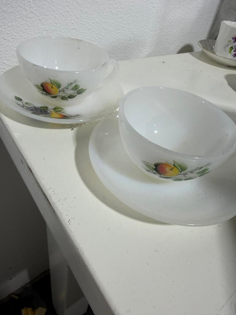 Vintage Melkglas Kop en Schotel Set met Fruitdecoratie, Ophalen of Verzenden