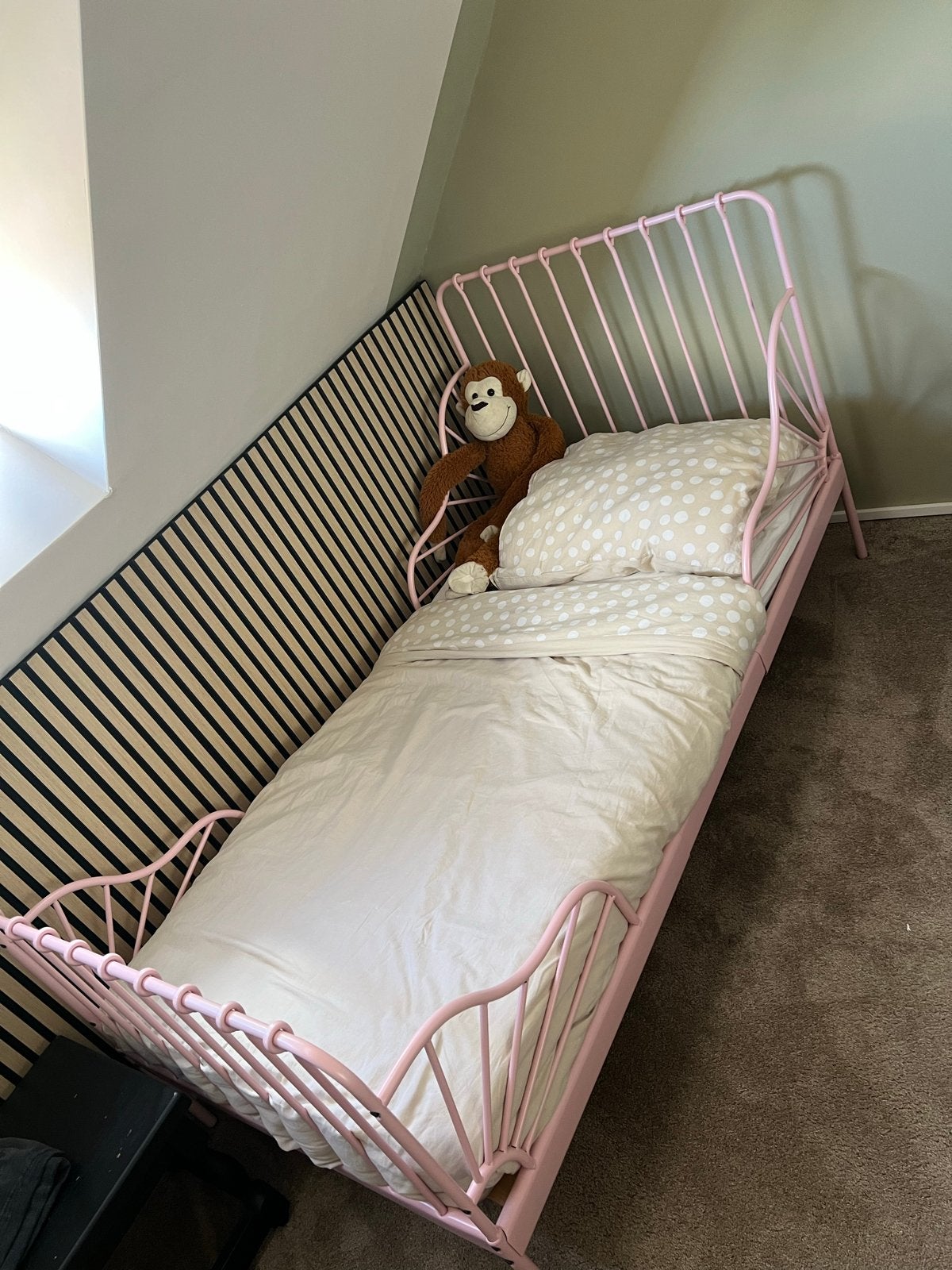 Roze kinderbed (IKEA Minnen) met lattenbodem en matras, Kinderen en Baby's, Kinderkamer | Bedden, Ophalen, Gebruikt, 70 tot 85 cm