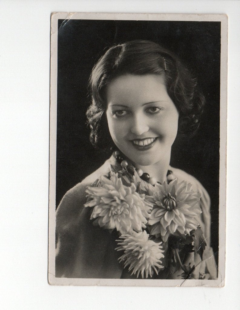 Vintage foto van een lachende vrouw met bloemen, Ophalen of Verzenden, Voor 1920, Gelopen, Zuid-Holland