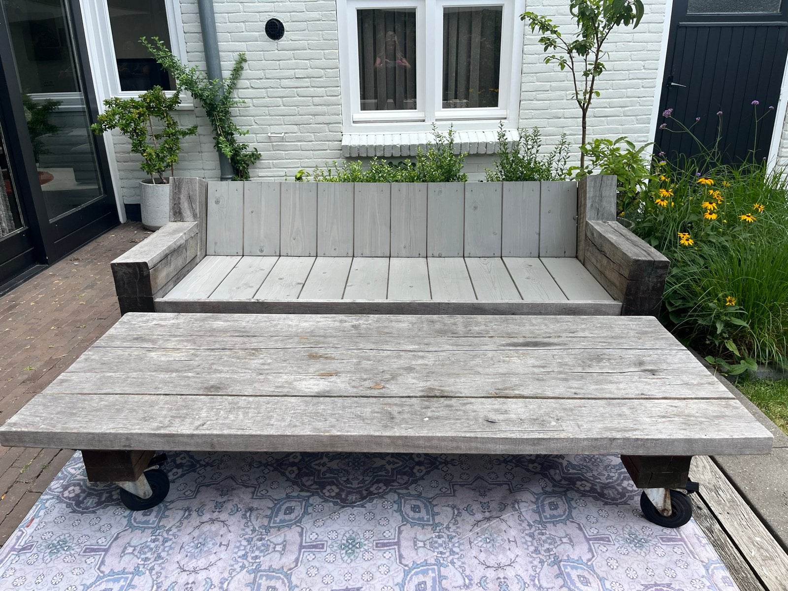 Eikenhouten chill bank met bijpassende tafel op wielen, Ophalen, Gebruikt, Driepersoons, Rechte bank