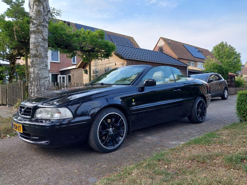 Volvo C70 2.4 T Cabrio AUT 2002 Zwart, Auto's, C70, Beige, 4 stoelen, Zwart
