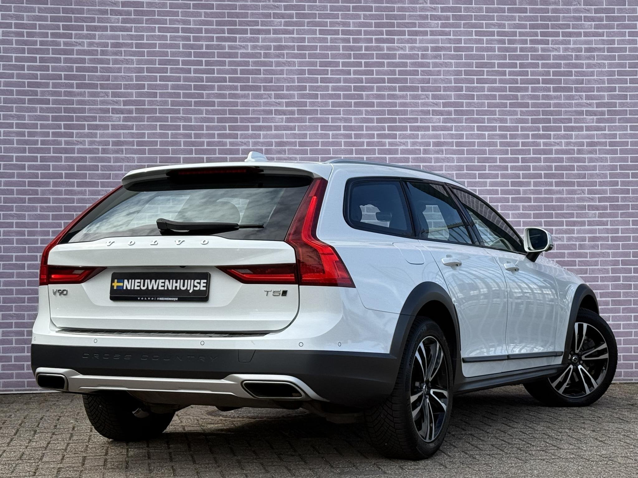 Volvo V90 Cross Country 2.0 T5 Pro AWD | Trekhaak | Massages, 12 maanden, Euro 6, 4 cilinders, Wit