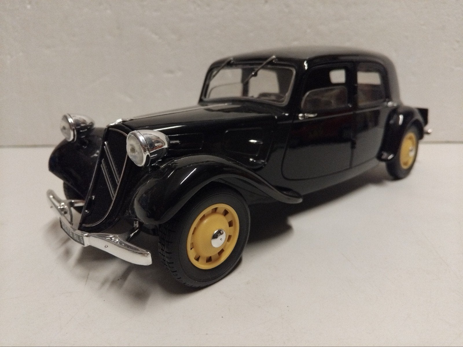 Citroen Traction Typ 11 B zwart 1938 Solido metal 1:18 KRD, Ophalen of Verzenden, Zo goed als nieuw, Auto, Solido