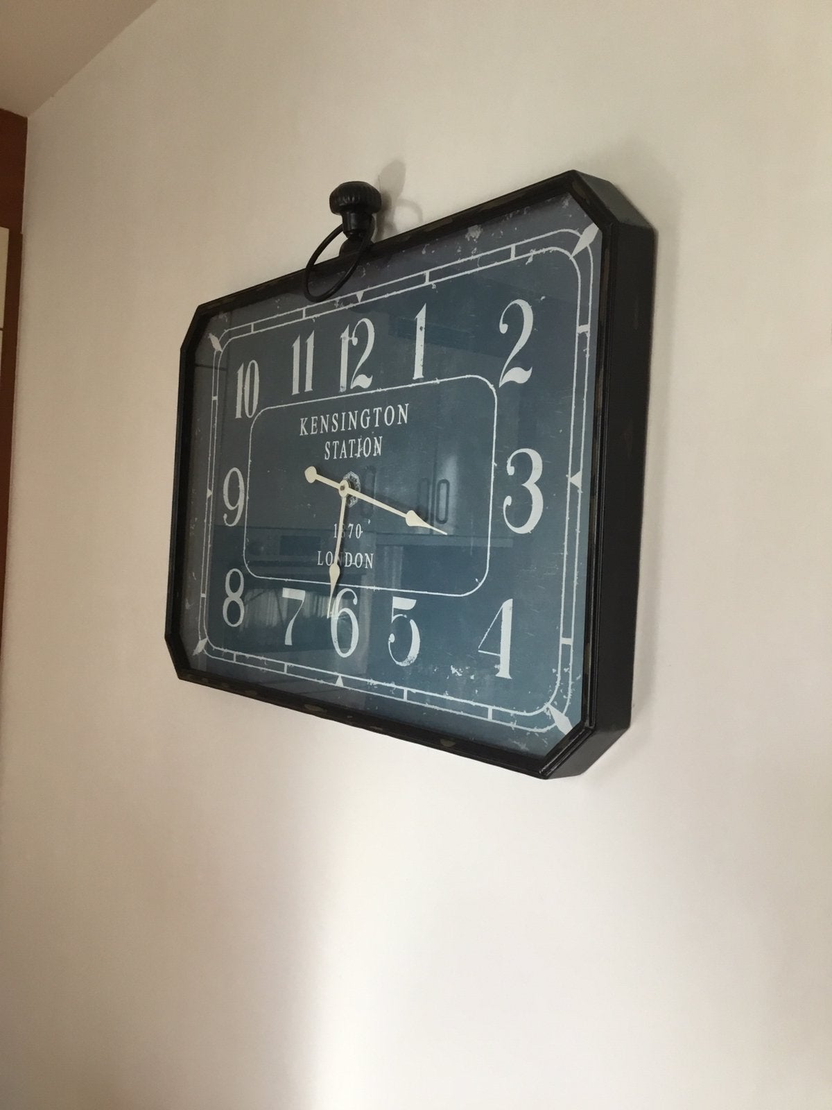 Decoratieve vintage wandklok, kleur zwart metaal 95x61 cm, Ophalen, Zo goed als nieuw, Zwart, Wandklok