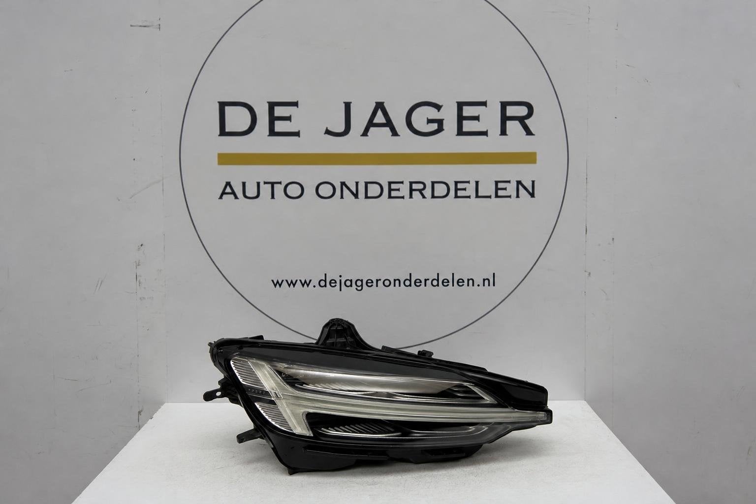 Volvo S60/V60 SPA MID LED koplamp rechts 32347005, Gebruikt, Gunnar Engellaus vag 8
405 31  Gothenburg, SE, Info@volvocars.com