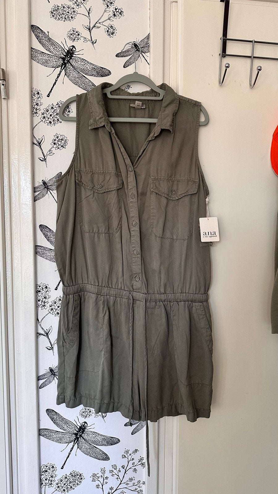 Nieuwe khaki playsuit/romper maat L met labels, Kleding | Dames, Jumpsuits, Ophalen of Verzenden, Nieuw, Maat 42/44 (L), Groen