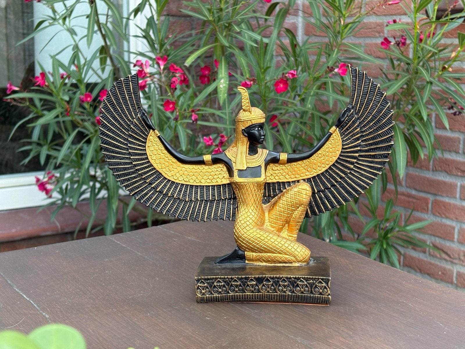 Egyptische Godin Isis Beeld - Goud en Zwart, Ophalen of Verzenden, 20 - 50 cm, Overige materialen, Beeld
