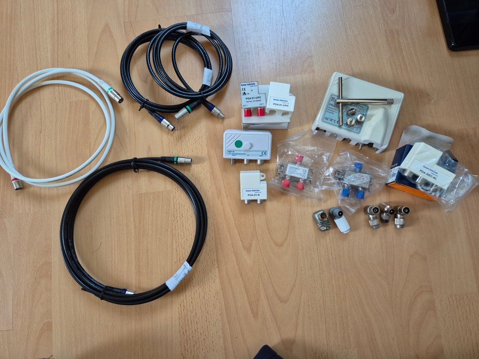 Verzameling coaxkabels, splitters, Connectoren, Ophalen of Verzenden, Zo goed als nieuw, 2 tot 5 meter, Coaxiale kabel