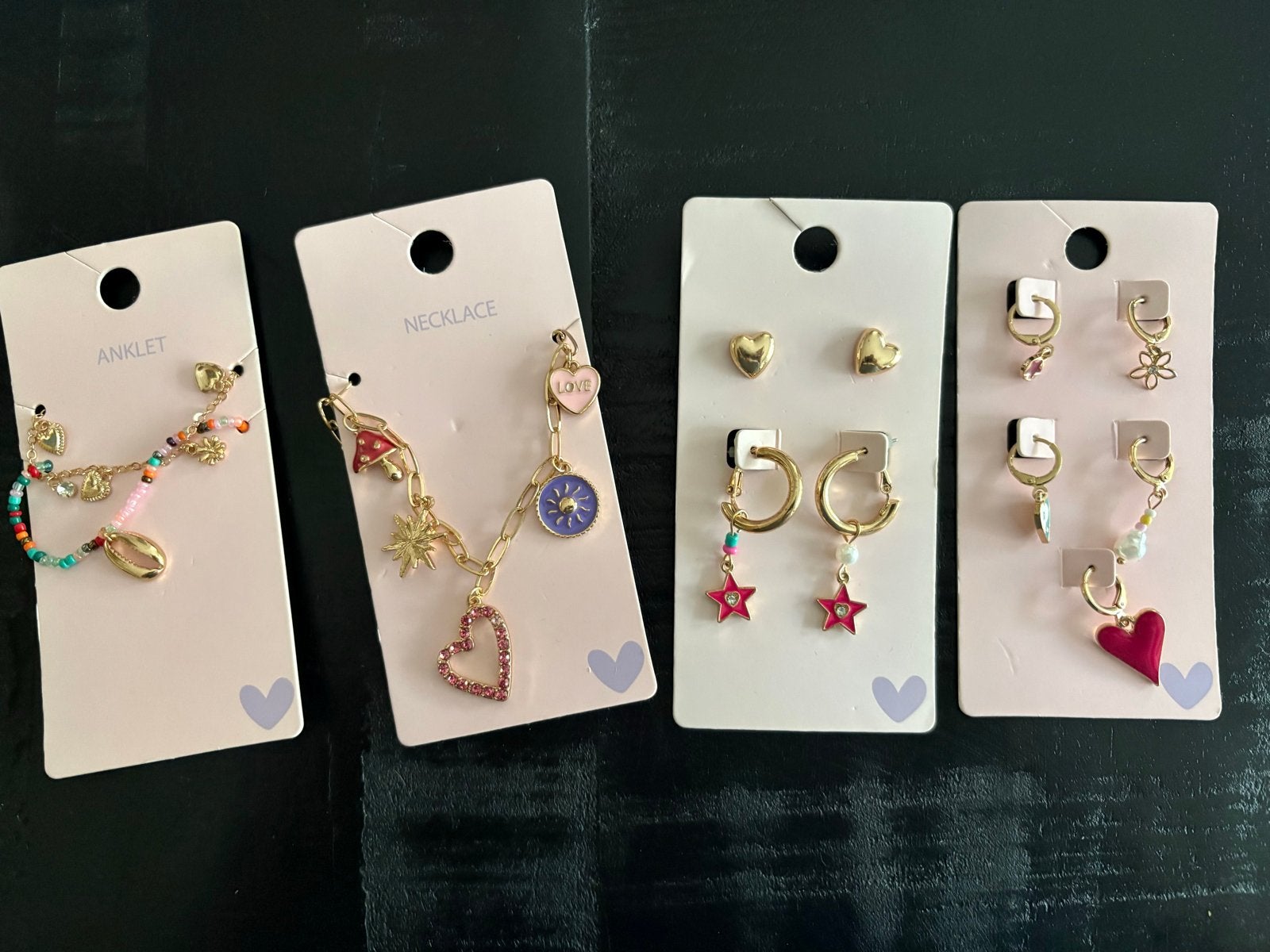 53 setjes sieraden: enkelbandjes, kettingen, oorbellen, Overige materialen, Overige kleuren, ., Nieuw