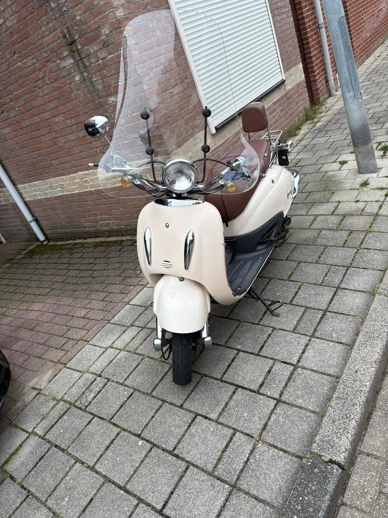 Retro scooter (2013) - Crème, recent onderhoud, Fietsen en Brommers, Snorfietsen en Snorscooters, Ophalen of Verzenden, Gebruikt