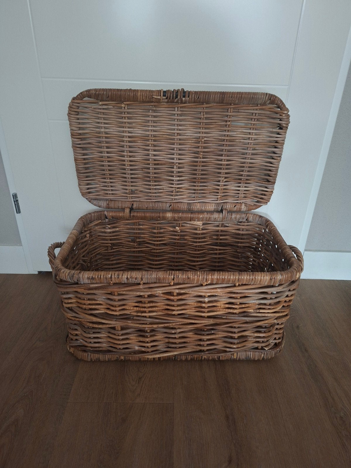 Grote rieten mand met deksel, Huis en Inrichting, Woonaccessoires | Kisten, Ophalen, 50 tot 100 cm, Minder dan 50 cm
