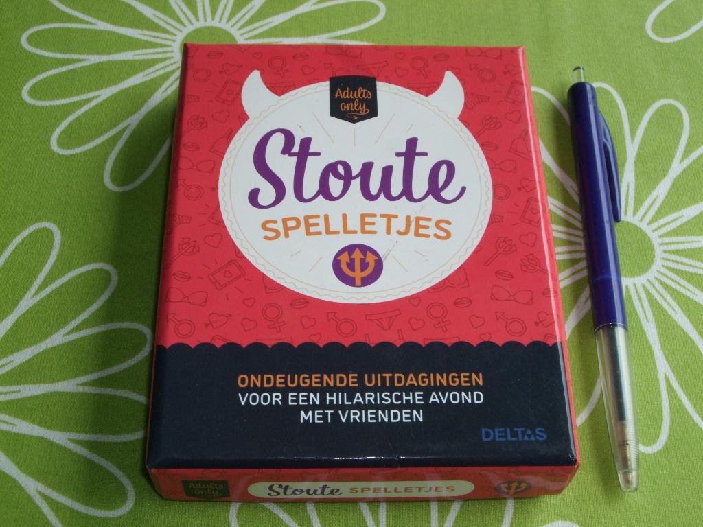 Stoute spelletjes - ondeugende uitdagingen - 18+, Vijf spelers of meer, Ophalen of Verzenden, Zo goed als nieuw