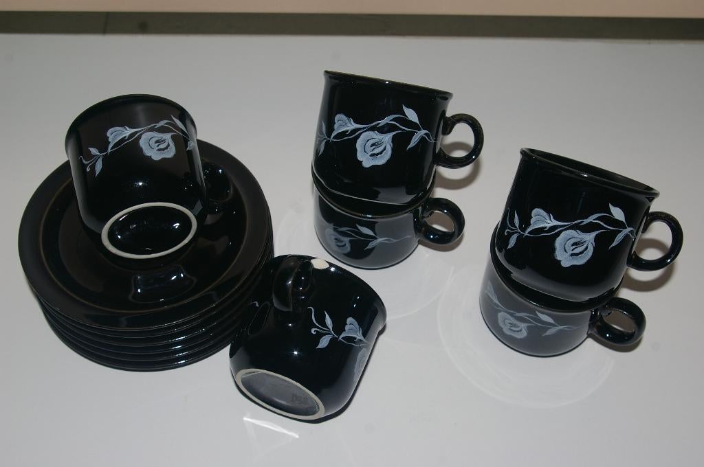Servies, zwart met bloemmotief., Ophalen of Verzenden, Aardewerk, Overige stijlen, Overige typen