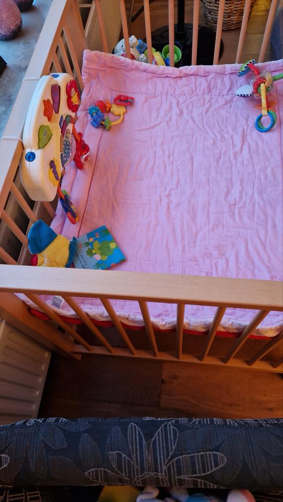 Stevige houten kinderbox met verstelbare bodem incl boxkleed, Ophalen, Gebruikt, Rechthoekig, In hoogte verstelbaar