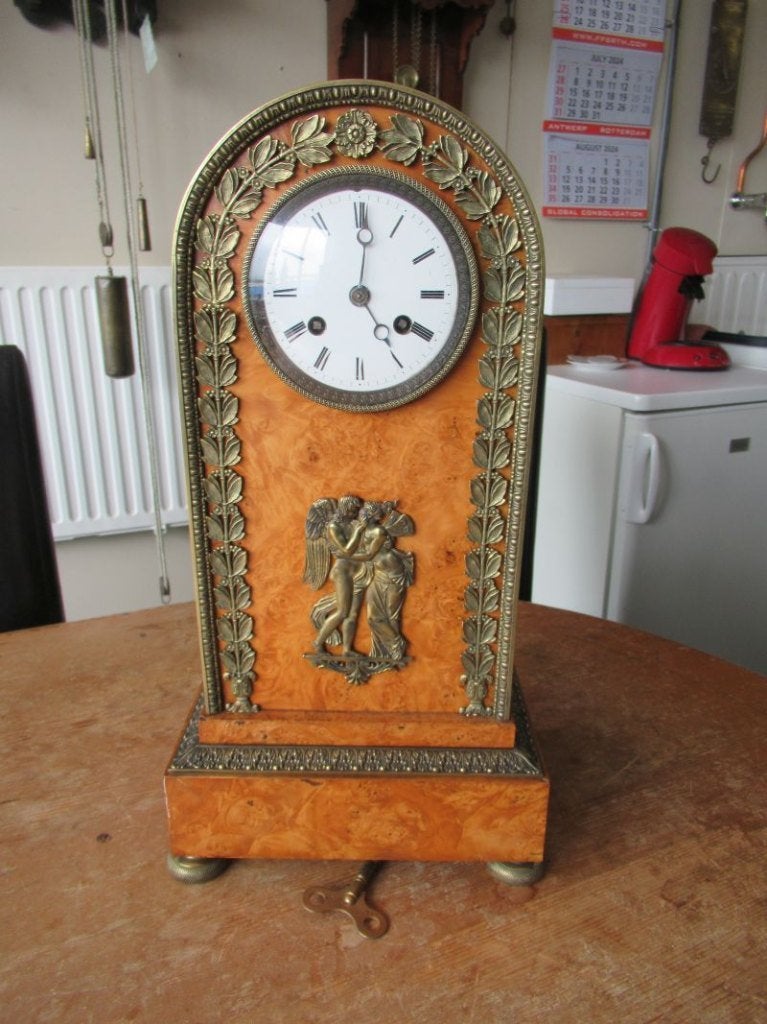 Oer 11271 ANTIEKE zuil pendule touwtje uurwerk iepenwortel, Ophalen